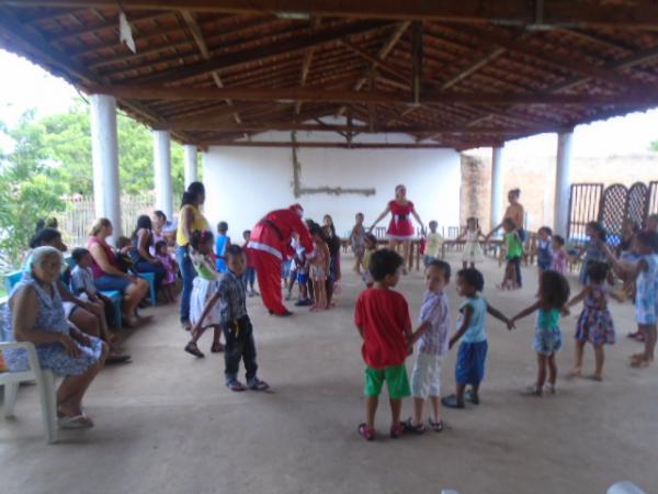 Crianças da creche recebem sopão solidário. (Imagem:FlorianoNews)