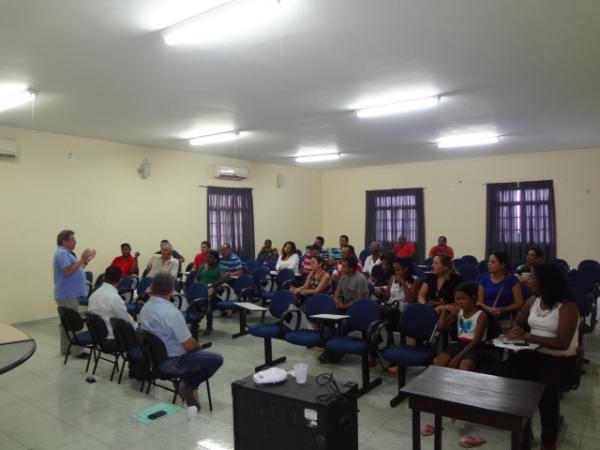 Avelino Neiva participa de reunião com líderes comunitários de Floriano.(Imagem:FlorianoNews)