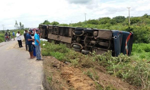 Ônibus tomba na BR-135 e deixa passageiros feridos na região Sul do Piauí.(Imagem:Reprodução)