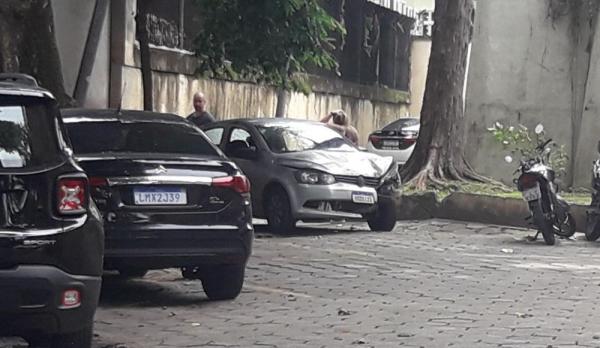 Carro onde Bunitinho estava, em um dos acessos ao Dendê (Imagem:Gabriel Barreira/G1)