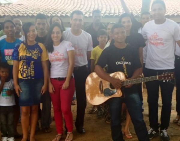 Gilberto Júnior visita Comunidade Terapêutica em companhia de jovens.(Imagem:Waldemir Miranda)