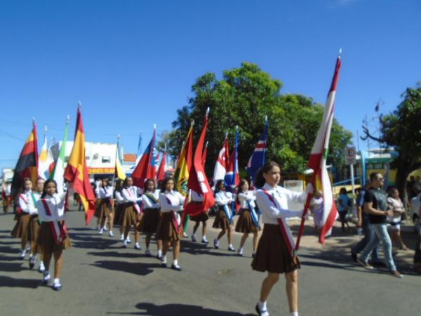 Desfile abre gincana de aniversário do Colégio Industrial.(Imagem:FlorianoNews)