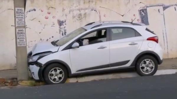 Motorista colide carro em poste e bairros ficam sem energia.(Imagem:Divulgação)