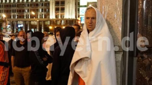 Robben também espanta o frio durante incidente.(Imagem:Divulgação/Site oficial do Bayern)
