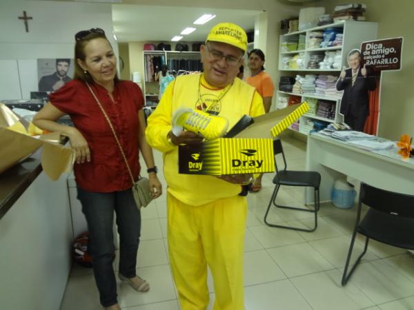 Repórter Amarelinho é presenteado com tênis amarelo.(Imagem:FlorianoNews)