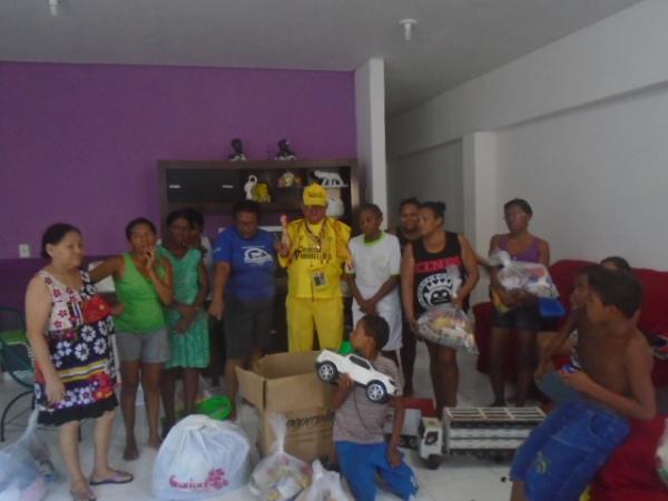 Famílias carentes recebem doação de cestas básicas em Floriano.(Imagem:FlorianoNews)