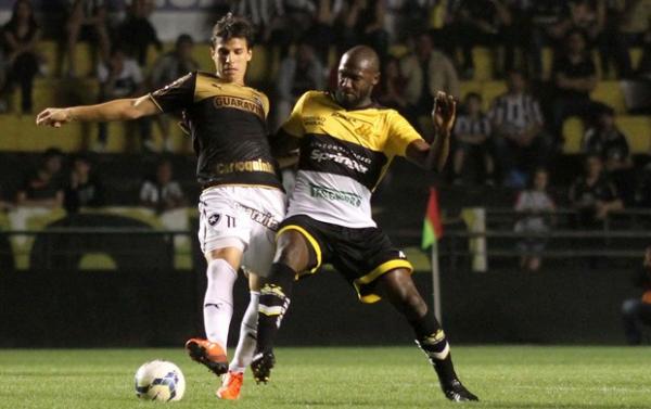 O alvinegro Zeballos disputa bola com Rodrigo Souza, volante do Tigre.(Imagem:Fernando Ribeiro / Ag. Estado)