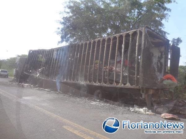 Carreta carregada de carne pega fogo e mercadoria é saqueada. (Imagem:FlorianoNews)