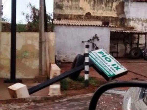 Placas ficaram caídas após a tempestade.(Imagem:Clediomar Sousa/Blog Lagoa do Rato)