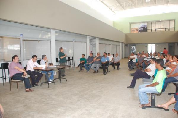 Prefeito Gilberto Júnior faz entrega das chaves dos boxes da nova rodoviária.(Imagem:Waldemir Miranda)