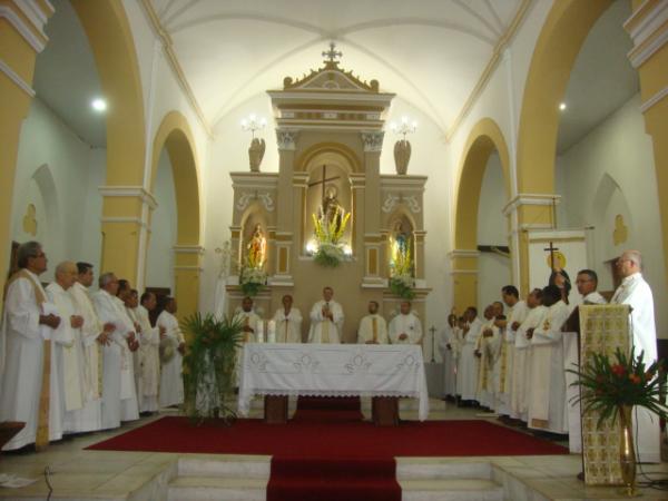 Padres e Frades no altar para celebração na Catedral de São Pedro de Alcantara(Imagem:redação)