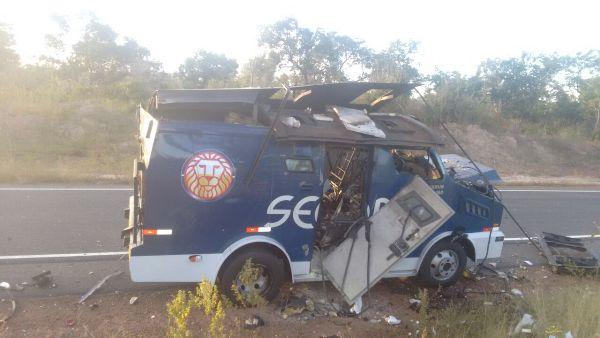 Criminosos explodem carro-forte na PI-140 em Floriano.(Imagem:Divulgação/PM)