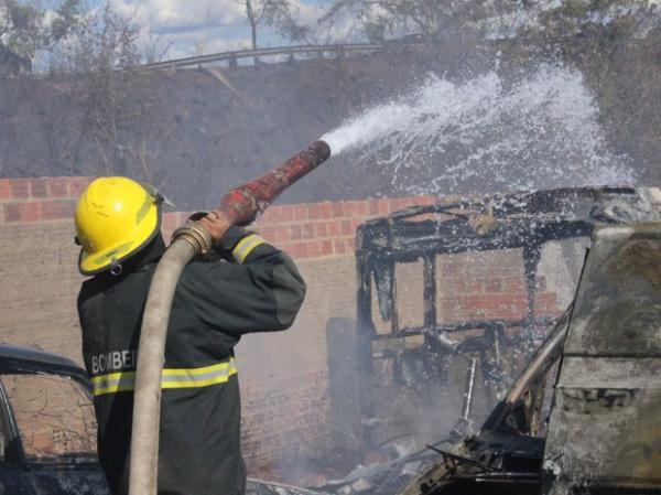 Bombeiros usaram Líquido Gerador de Espuma para abafar as chamas.(Imagem:Catarina Costa / G1)