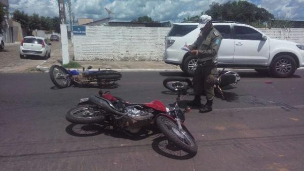 Acidente envolvendo três motocicletas deixa condutores feridos em Floriano.(Imagem:FlorianoNews)