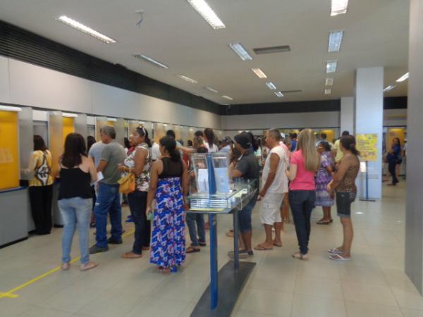 Fila na agência do Banco do Brasil de Floriano(Imagem:FlorianoNews)