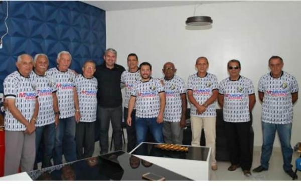 Servidores da Câmara de Floriano são presenteados com camisa do Cori-Sabbá Master.(Imagem:Divulgação)