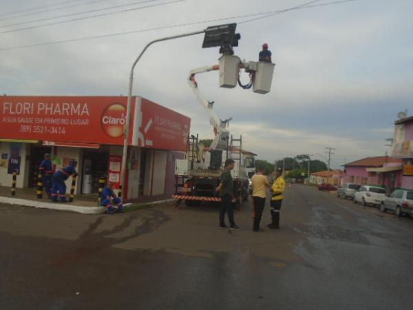 Semáforo da antiga rodoviária passa por manutenção e volta a funcionar normalmente.(Imagem:FlorianoNews)