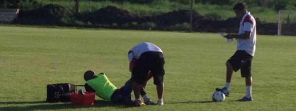 Após joelhada na coxa, Fabinho deixa treino River-PI.(Imagem: Emanuele Madeira/GloboEsporte.com)