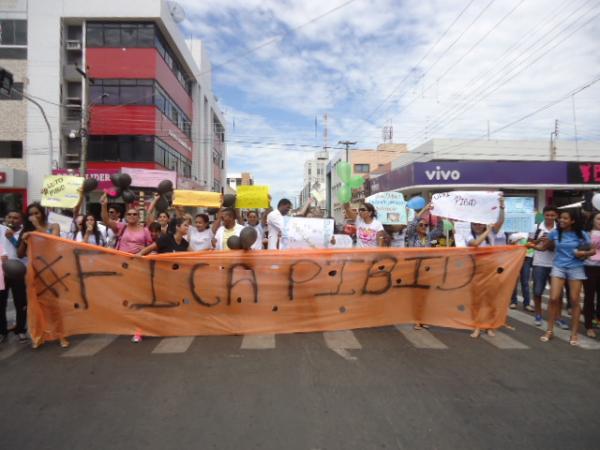 Estudantes de Floriano protestam contra corte de bolsas do Pibid.(Imagem:FlorianoNews)
