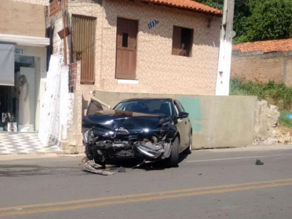 Automóvel conduzido por menor colide contra calçada em Floriano.(Imagem:FlorianoNews)
