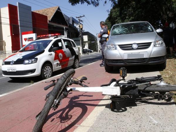 Ciclista foi levado pelo Samu a hospital.(Imagem:Reginaldo Castro/Estadão Conteúdo)