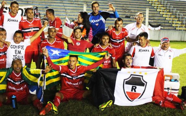 Fabinho comemorando com os companheiros o acesso à Série C do Campeonato Brasileiro.(Imagem:Renan Morais )
