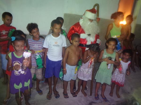 Papai Noel entrega brinquedos e cestas básicas em Floriano. (Imagem:FlorianoNews)