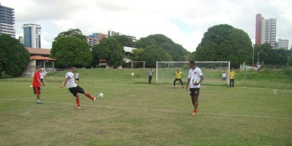 Tuta calibra o chute nos treinos de finalização no campo do Jockey Club.(Imagem:Abdias Bideh/GloboEsporte.com)