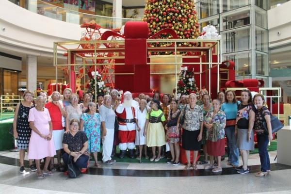 Maria das Dores e amigas da associação conheceram o Papai Noel em Teresina.(Imagem:Arquivo pessoal/Ícone Comunicação)