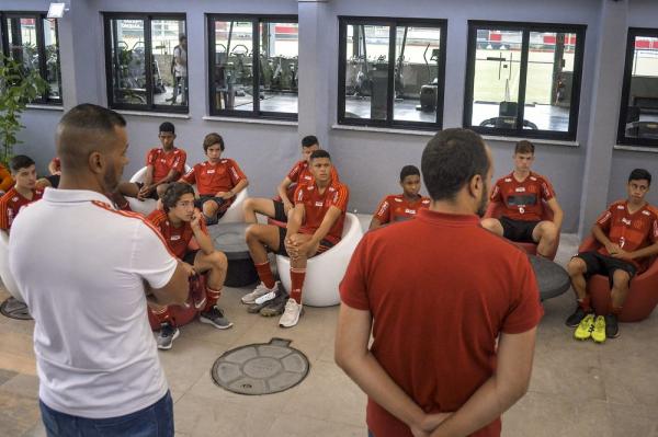 Jovens da base do Flamengo no Ninho do Urubu.(Imagem:Marcelo Cortes / Flamengo)