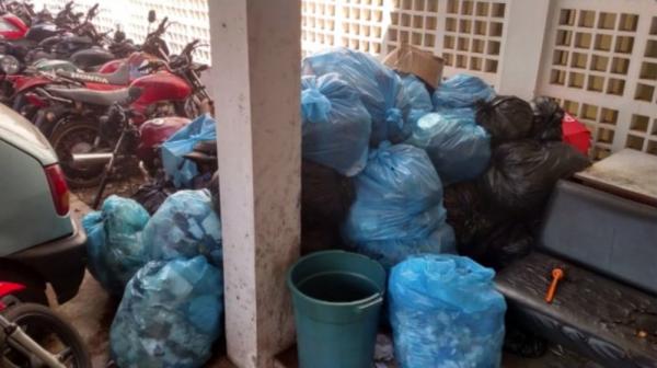 Coleta de lixo no IML de Teresina não era feita há quatro meses.(Imagem:Reprodução / TV Clube)