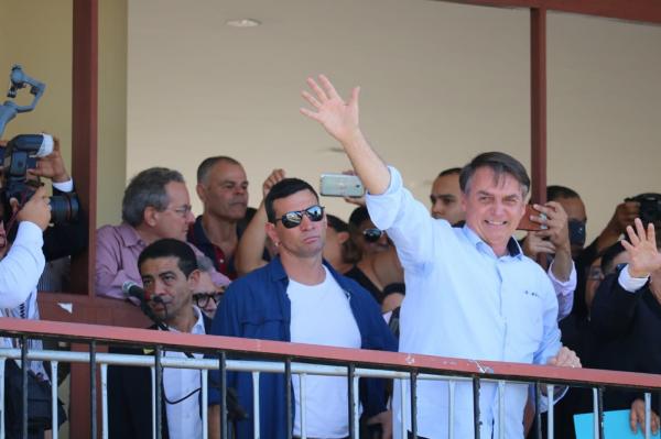 Presidente Jair Bolsonaro acena para multidão em Parnaíba, no Piauí.(Imagem:Andrê Nascimento/G1)