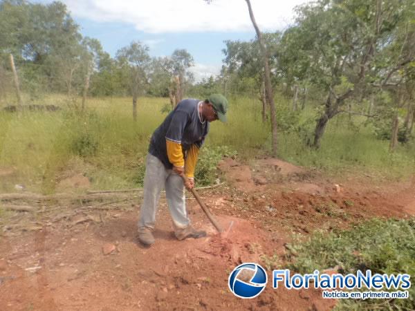 Moradores da localidade Bom Jardim tapam buracos em estrada.(Imagem:FlorianoNews)