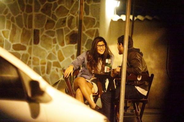Giulia Costa é fotografada em barzinho no Rio com um amigo e aumentam rumores de fim de namoro com Brenno Leone.(Imagem:AGnews)