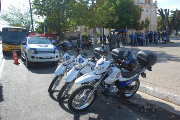Prefeito Gilberto Junior entrega três novas motocicletas à Superintendência Municipal de Trânsito.(Imagem:Waldemir Miranda)