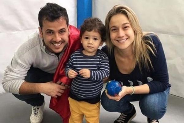 Fernanda Gentil posa com o ex-marido e o filho: