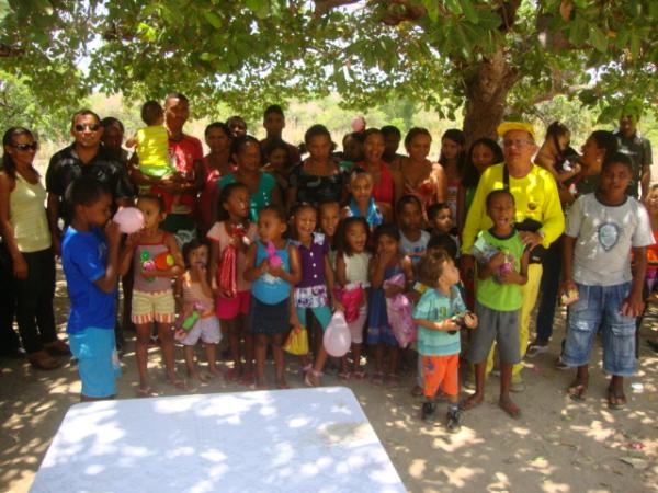 Participantes das festividades a Nossa Senhora Aparecida e o dia das Crianças na comunidade Formosa(Imagem:redação)