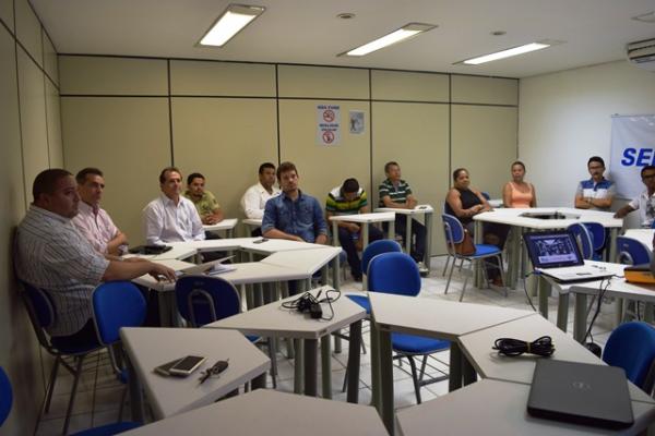 Prefeito Gilberto Júnior discute revitalização da Praça Cel. Borges.(Imagem:Waldemir Miranda)