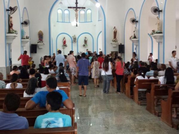 Familiares e amigos acompanham velório da adolescente em Castelo do Piauí.(Imagem:Ronaldo Mota)