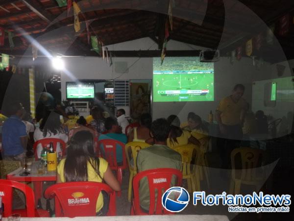 Torcedores de Floriano e Barão de Grajaú se reuniram para assistir partida entre Brasil e Croácia.(Imagem:FlorianoNews)