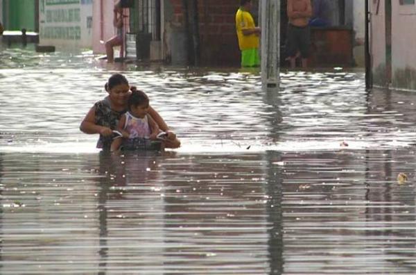 Chuva causa alagamentos e rua vira piscinão em Parnaíba(Imagem:Jota Araújo)