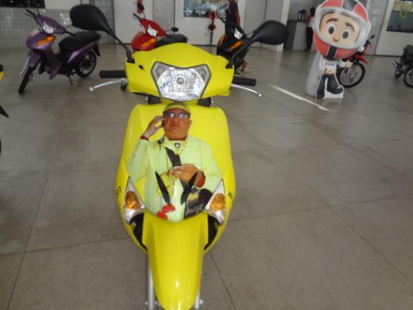 Repórter Amarelinho é presenteado com nova motocicleta.(Imagem:FlorianoNews)