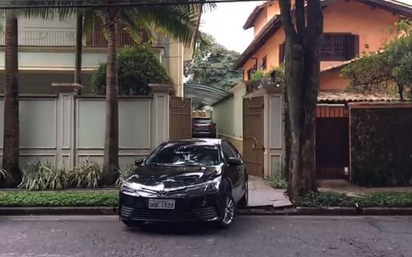 Carro deixa a casa do ex-presidente Michel Temer, em São Paulo.(Imagem:Gessyca Rocha/G1)
