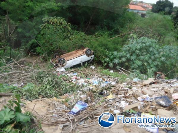 Motorista alcoolizado perde controle e carro cai em barranco em Floriano.(Imagem:FlorianoNews)