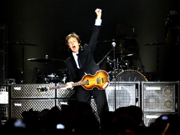 Paul McCartney começa a se apresentar no estádio do Engenhão, no Rio de Janeiro, nesta segunda-feira (23)(Imagem:Lucíola Villela/G1)