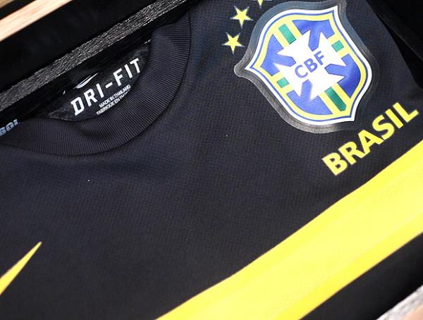Detalhe da camisa preta da Seleção Brasileira.(Imagem:Divulgação)