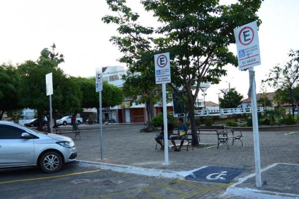 Praça Sebastião Martins ganha novas vagas de estacionamento para idosos.(Imagem:Secom)