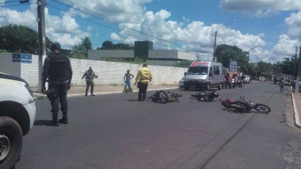 Acidente envolvendo três motocicletas deixa condutores feridos em Floriano.(Imagem:FlorianoNews)