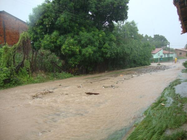 Rua tomada pela agua dos riachos(Imagem:redação)