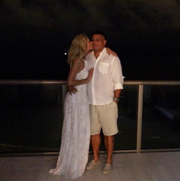 Celina Locks beija Ronaldo (Imagem:Reprodução/Instagram)
